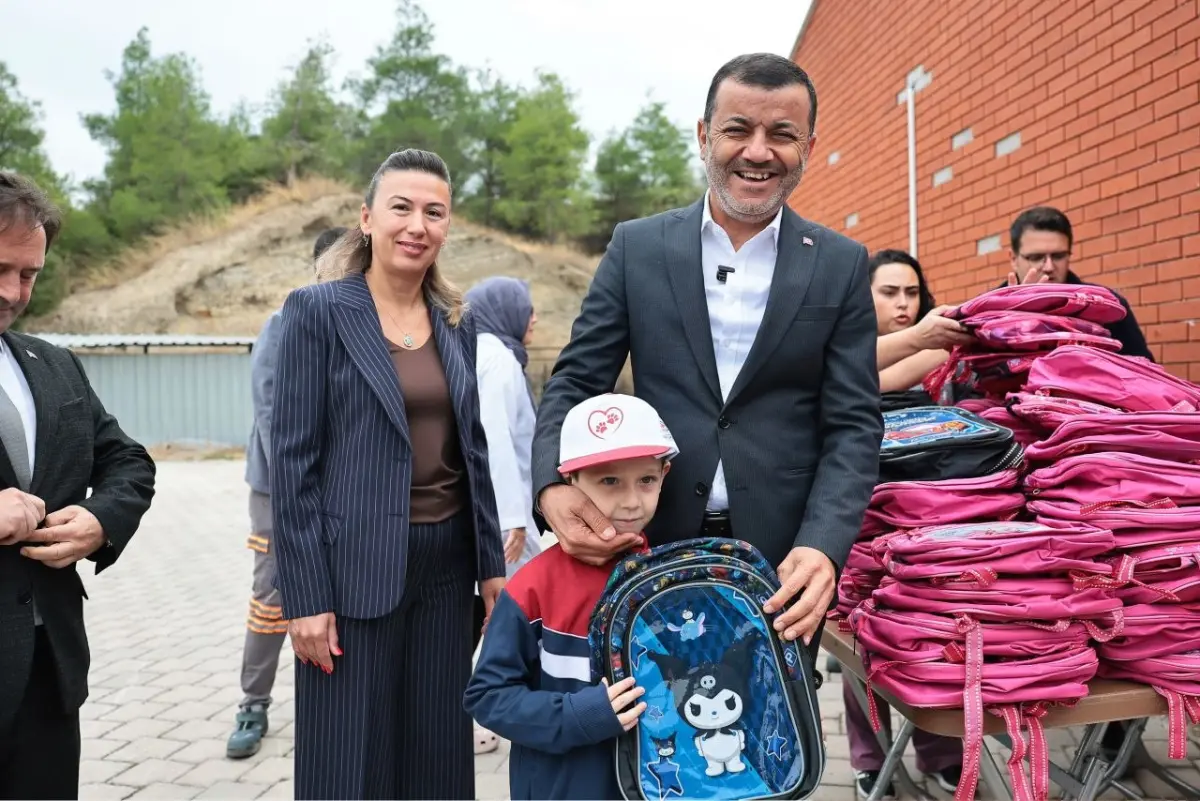 Başkan Çavuşoğlu, Çocuklarla Birlikte Can Dostların Merkezini Gezdi