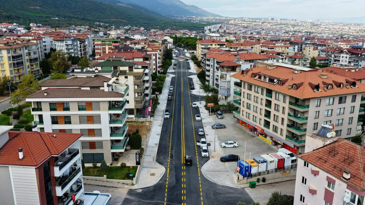 Hakkı Dereköylü Caddesi yenilenen yüzüyle ulaşıma açıldı