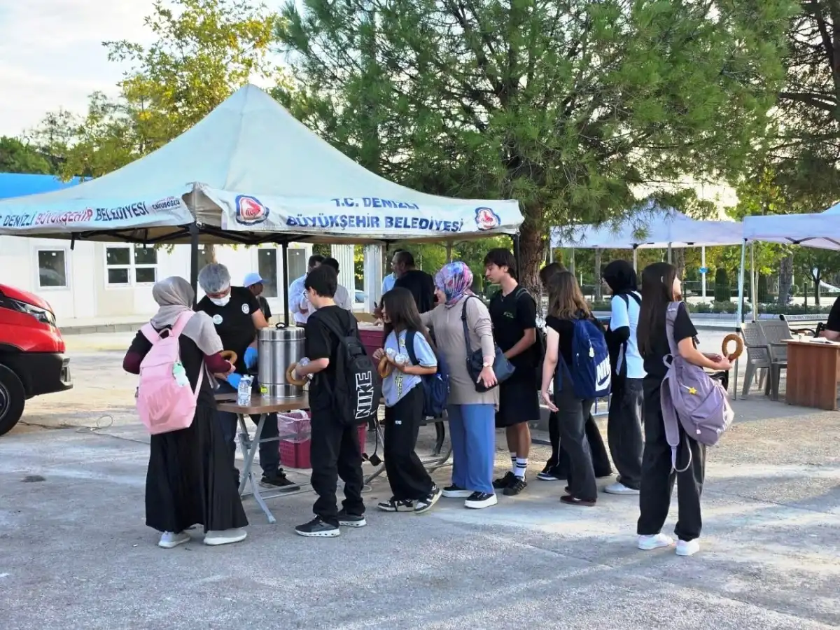 Öğrenciler Sabahın İlk Saatlerinde Simit, Çay Ve Çorbayla Karşılandı