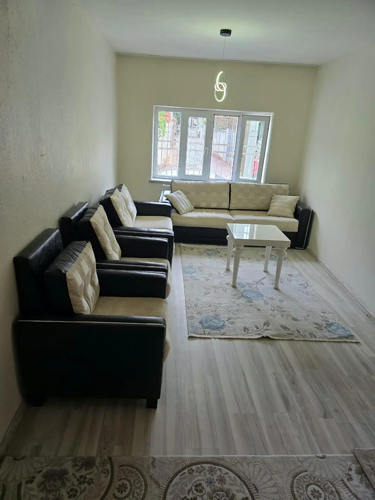 Yangında eşyaları kül olan aileye Sevgi Eli sahip çıktı